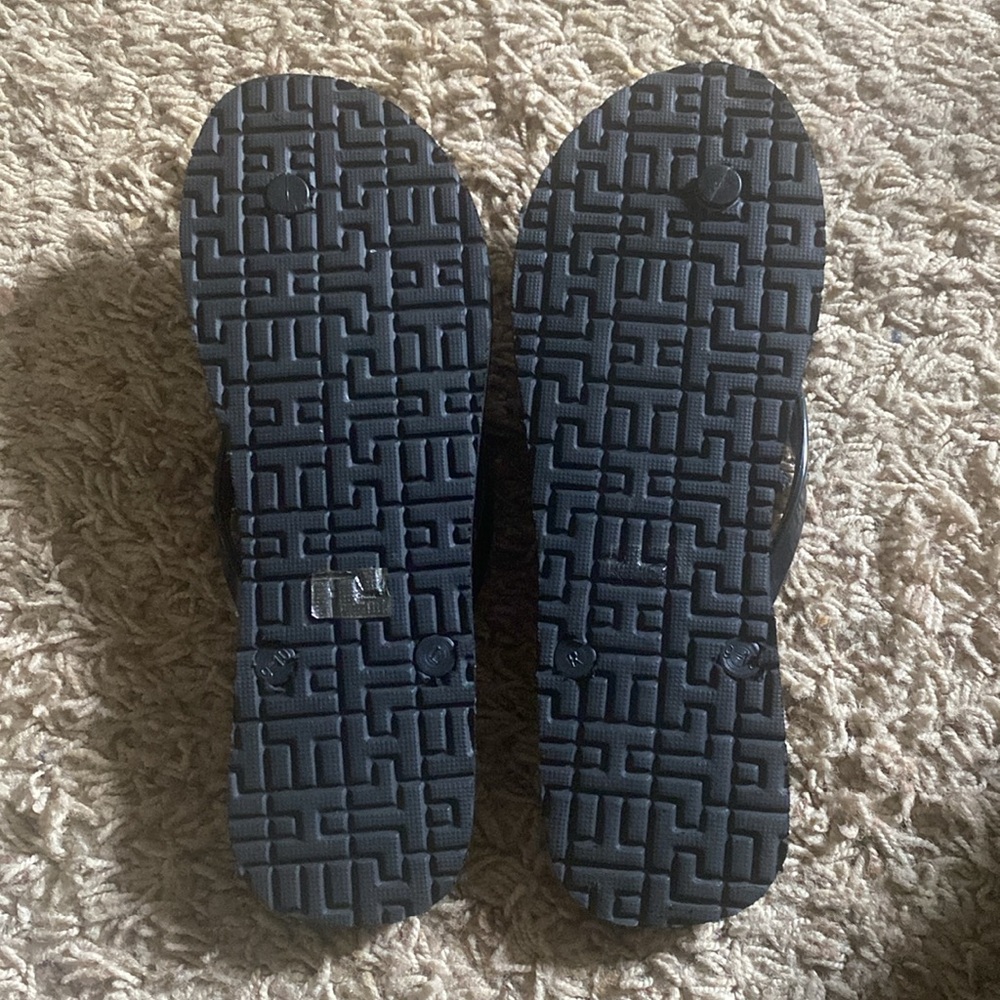 TOMMY HILFIGER. Black & White Flip Flops. Size 9-10 - Picture 2 of 7